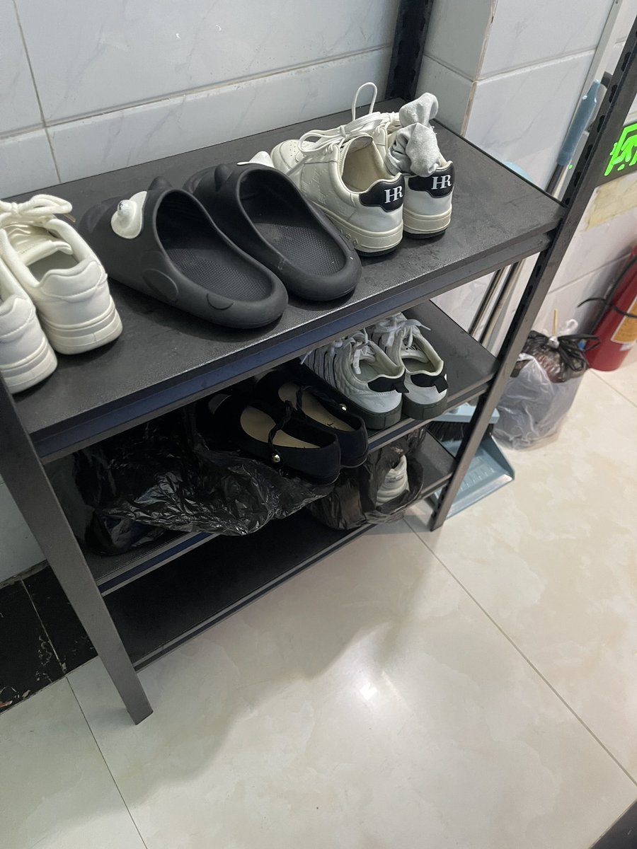 vpie288753's tweet photo. 兄弟们，这平底鞋，活动量有点大，味确实够大，看看鞋底，都磨完了  这条妞的脚确实够味，打胶中的极品啊！！！#打胶  #平底鞋 #扫楼 #楼道 https://t.co/yJdH9c0lUE