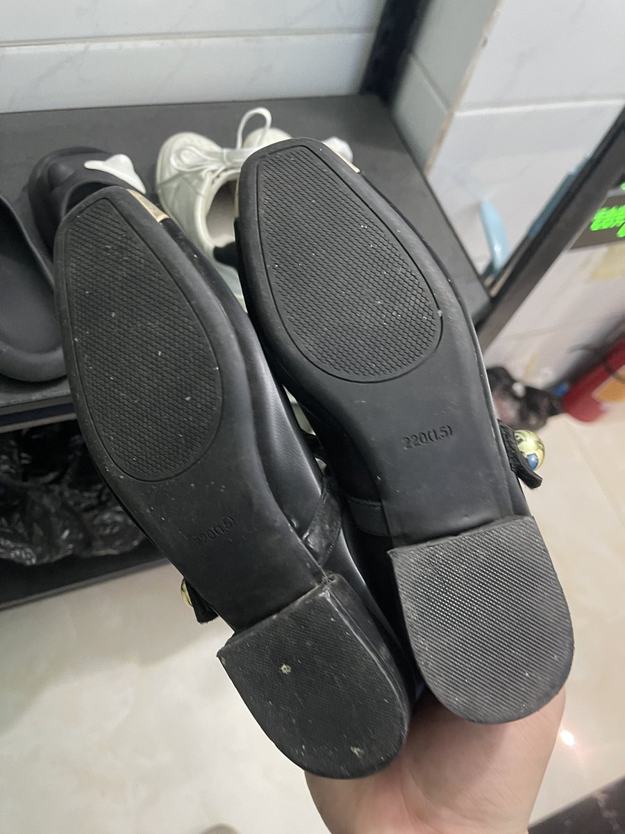 vpie288753's tweet photo. 兄弟们，这平底鞋，活动量有点大，味确实够大，看看鞋底，都磨完了  这条妞的脚确实够味，打胶中的极品啊！！！#打胶  #平底鞋 #扫楼 #楼道 https://t.co/yJdH9c0lUE