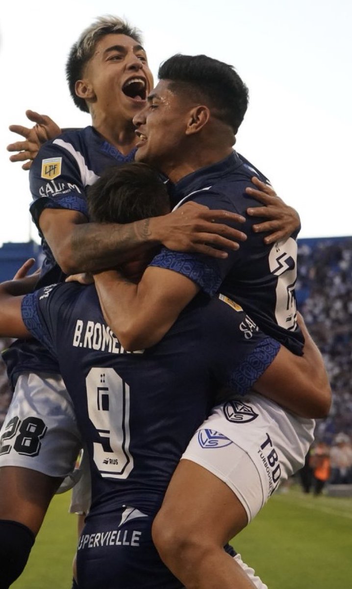 Campeón Velez. 
En medio de un momento flojo futbolístico jugó un partido bárbaro y borró a Huracan de la cancha. 
Merecido titulo para el mejor equipo del futbol local que llegó a todas las finales del año y esta vez pudo coronar. 
Un dt serio, buenos centrales, Aquino el