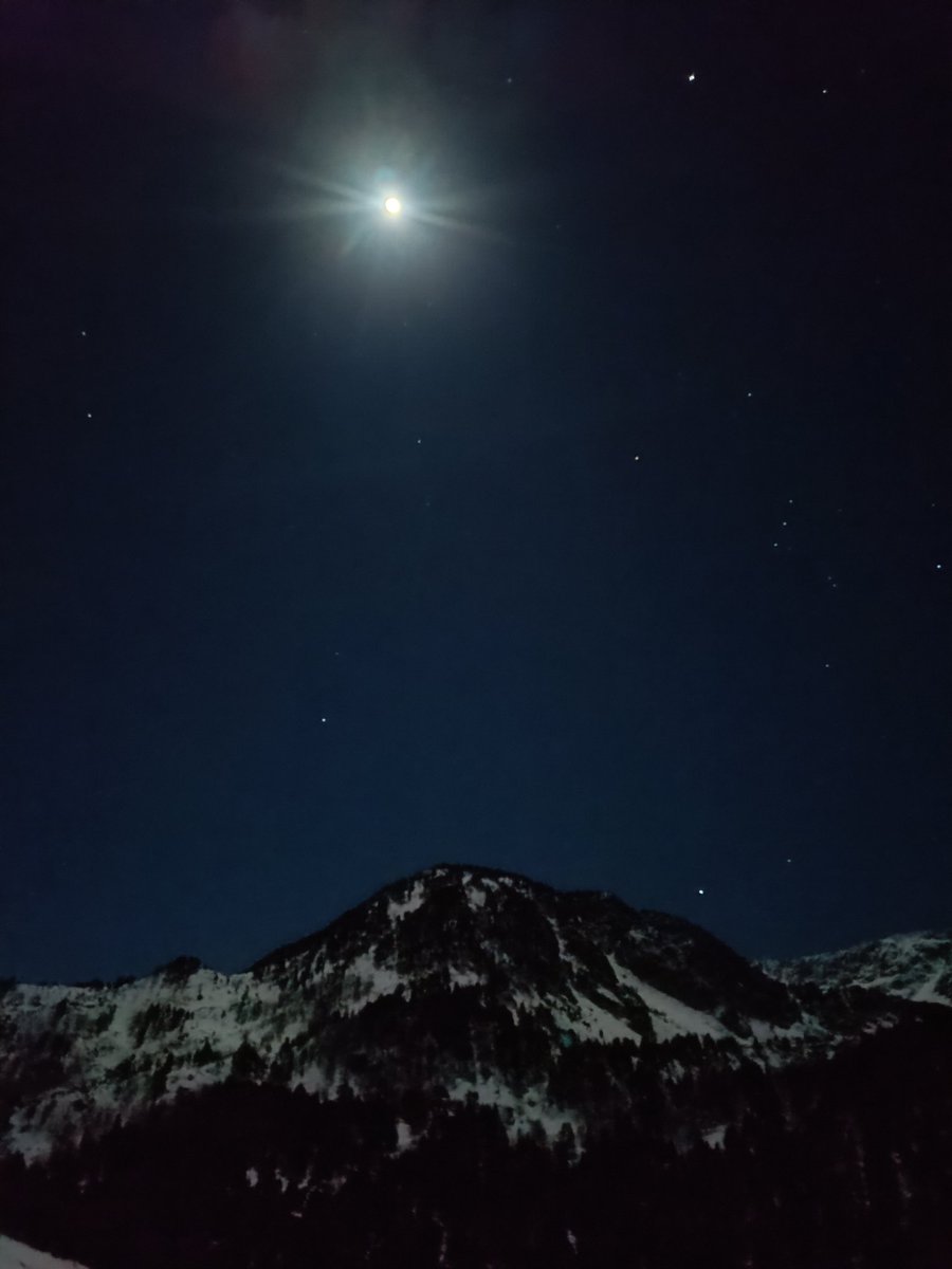 CarlaLobaco's tweet photo. Nit de randonnée !🤍
#sorteny #esqui #randonnee #andorra https://t.co/yiR4aAsLvL