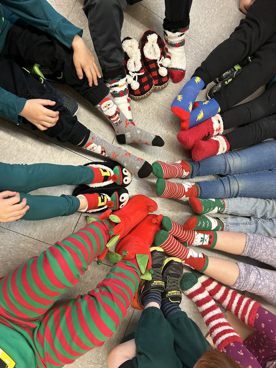 MsYoungSHA's tweet image. Grinch Day and Holiday Socks/Slippers @SHA_NL