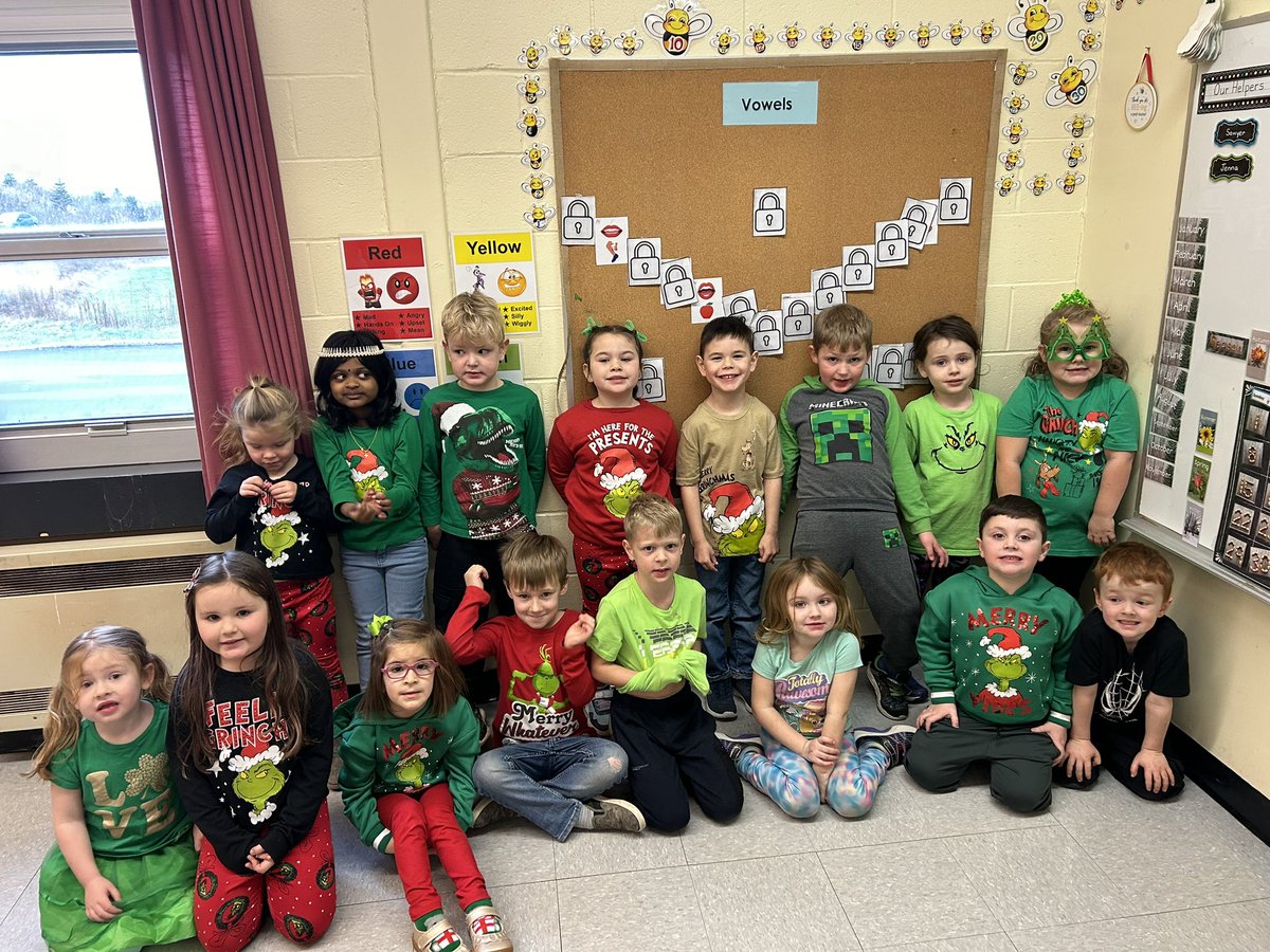 MsYoungSHA's tweet image. Grinch Day and Holiday Socks/Slippers @SHA_NL