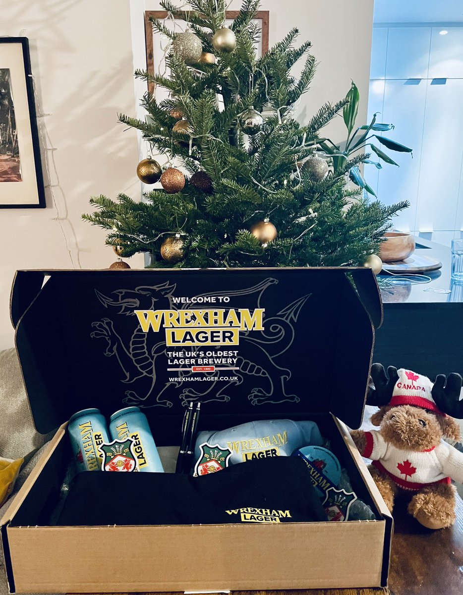 Nice gift to receive in Canada before the impending trip home, diolch yn fawr <a href="/theadrianmolina/">Adrián Molina®</a> <a href="/MaximumEffort/">Maximum Effort</a> <a href="/WXM_Lager/">Wrexham Lager</a>