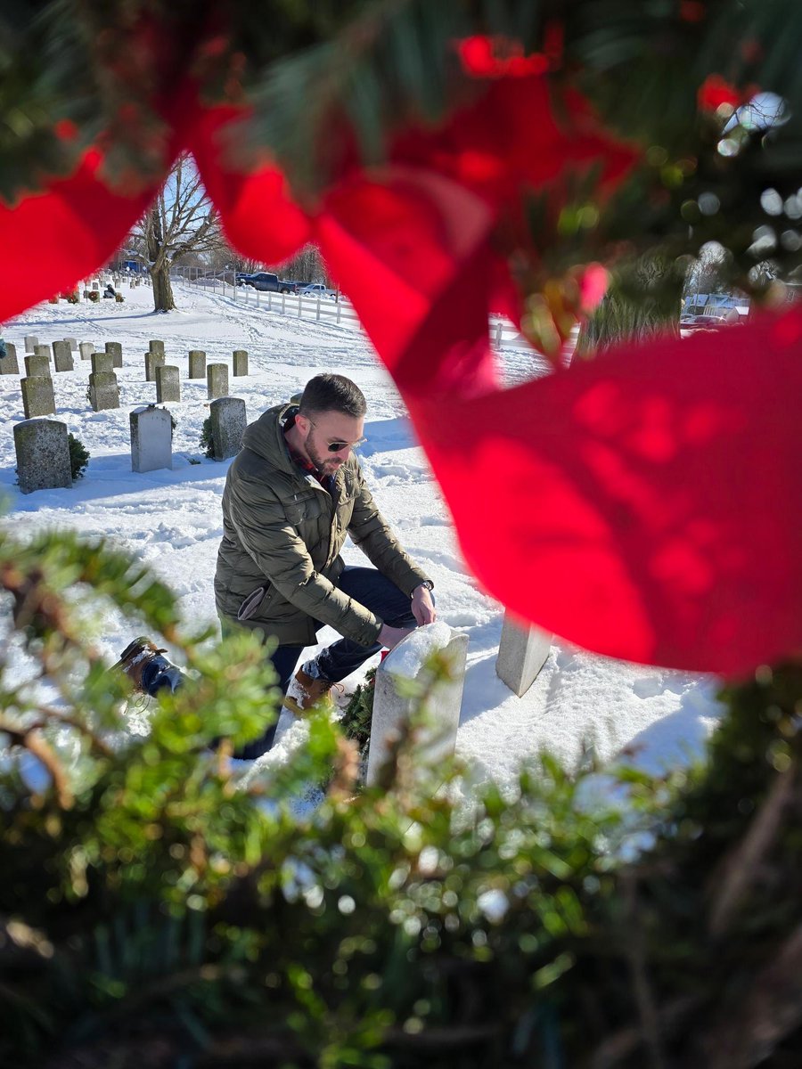 RyanBizzarro's tweet photo. 🇺🇸 The snow on the ground &amp; chilly temp didn't stop my team &amp; me from taking time to participate in Wreaths Across America.

🎄 Our grateful nation will never forget the sacrifices made by those who served, so we may continue to enjoy our freedoms this Christmas &amp; holiday season. https://t.co/9gAvMlbgJG