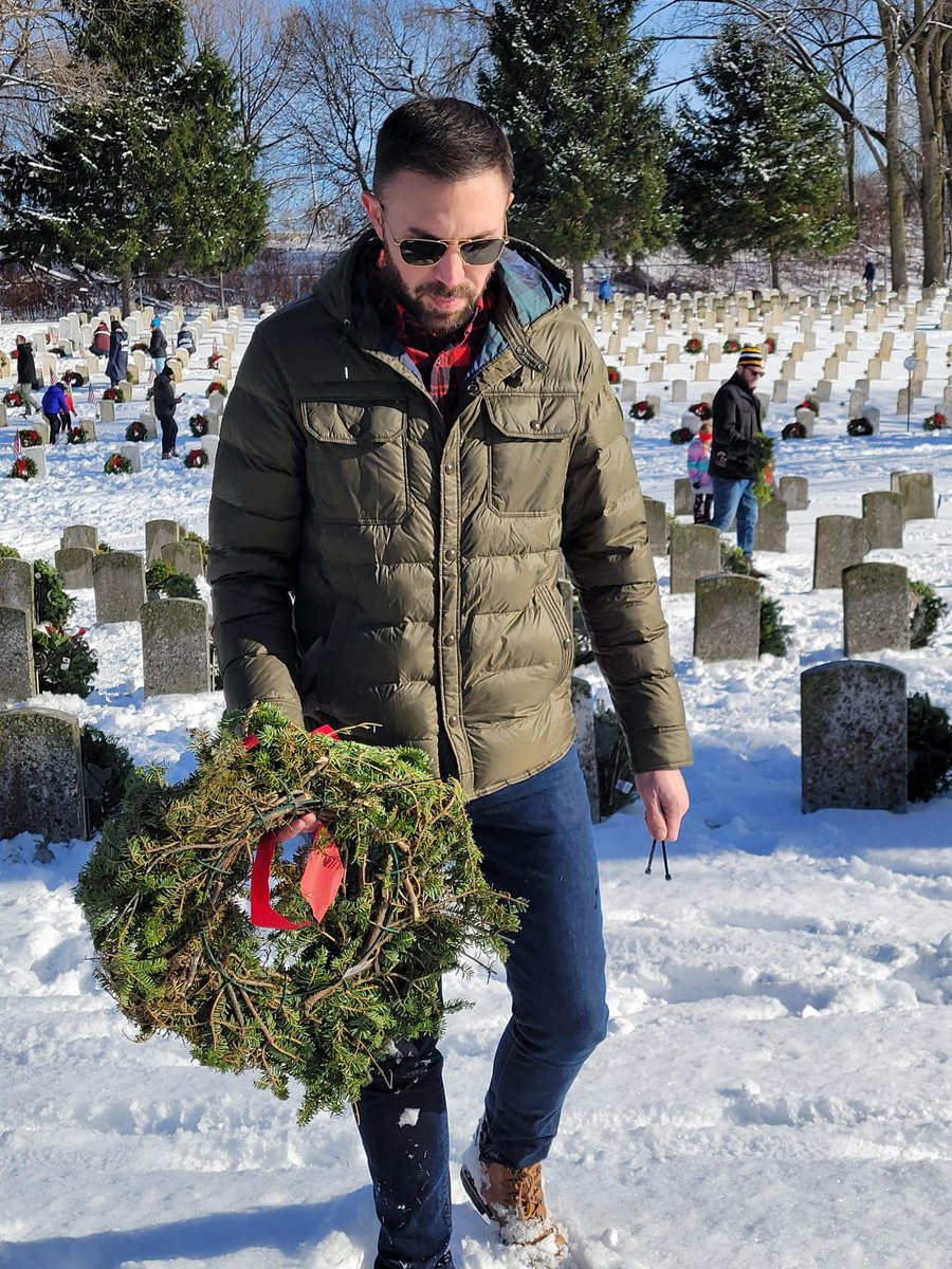 RyanBizzarro's tweet photo. 🇺🇸 The snow on the ground &amp; chilly temp didn't stop my team &amp; me from taking time to participate in Wreaths Across America.

🎄 Our grateful nation will never forget the sacrifices made by those who served, so we may continue to enjoy our freedoms this Christmas &amp; holiday season. https://t.co/9gAvMlbgJG