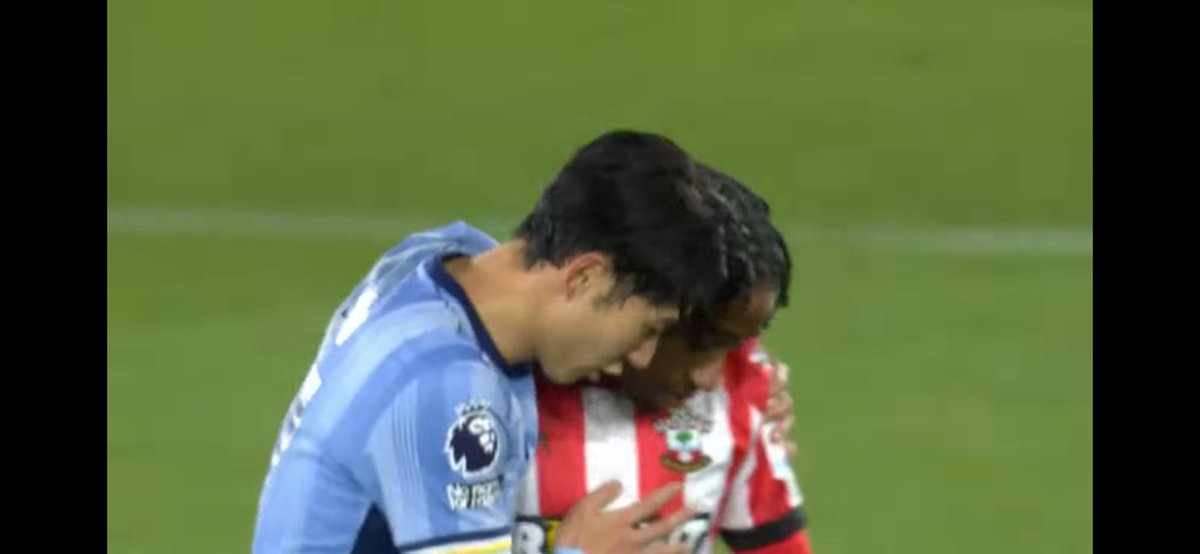 ihawkNick's tweet image. Sonny doing captain things even with Kyle Walker-Peters at half time after @SpursOfficial put 5 goals in. #mycaptain 💙⚽️