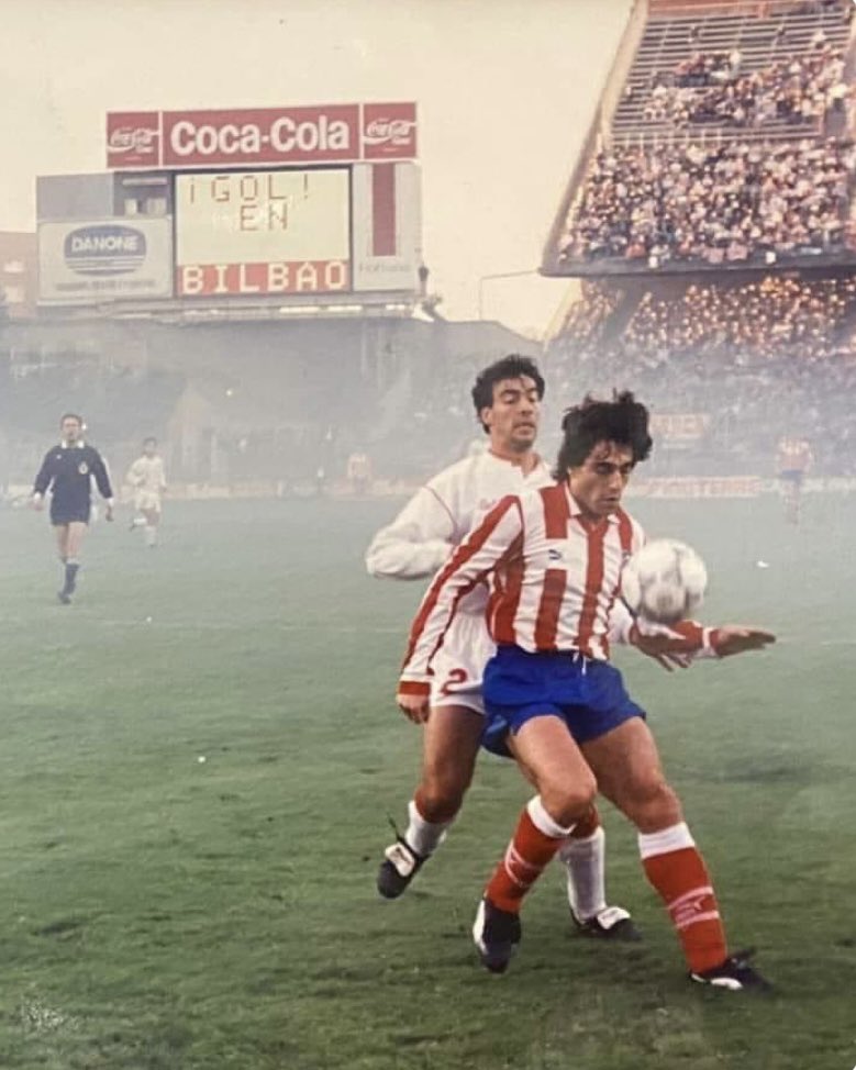 Si esta foto no te recuerda olor a puro , una bota de vino pasando de mano en mano y estar de pie en asientos de cemento mientras los de madera se agachaban. Bienvenido a tiempos de gloria y poca empatía.1982