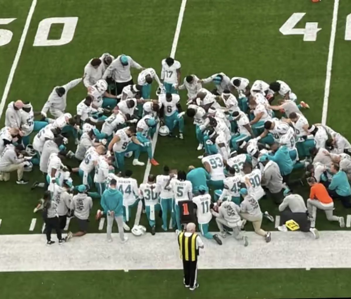 HollyDayleMusic's tweet photo. WR Grant Dubose hospitalized & this is how the team responded- this is why I love my Florida NFL team! #Dolphins #DuBose #pray #GrantDuBose https://t.co/rpjkHABJXg