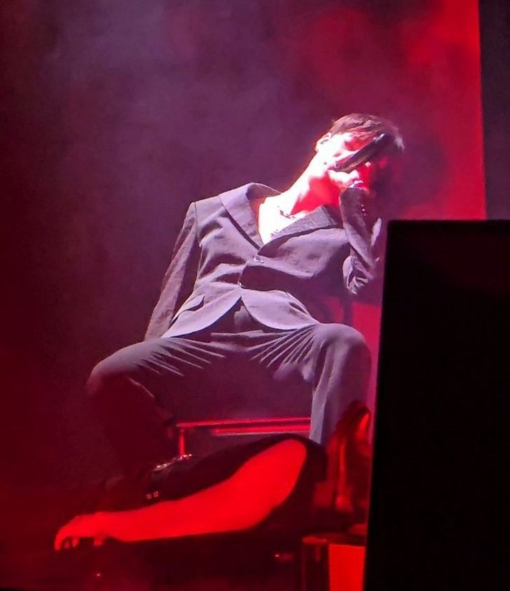 minchnlove's tweet photo. him                                   and my honest reaction: https://t.co/0kXtw6axcD