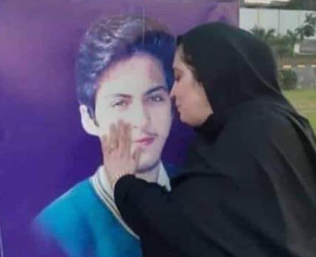 بھلا اُس کے دُکھوں کی  رات  کا کوئ  مداوا ہے
وہ ماں ، جس کو کبھی کھویا  ہوا بچہ  نہیں  ملتا

نوشی گیلانی
#APSPeshawar