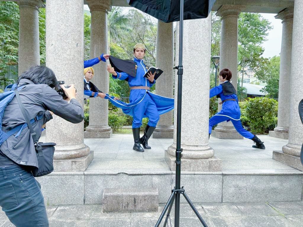 AdaSayaka's tweet photo. #KOF #KOF15 #SNK 
寒いのでお鍋が食べたいです、神父さま。

Goenitz：@KumaLin555
Lady Goenitz：@elala_alpha
Chris： @AdaSayaka 
Shermie：@gokeihitomi 
Photo by Yashiro： @jhehongsu 
Photographer：@blaze_ui 

#cosplay #コスプレ #オロチ四天王 #KOFXV https://t.co/0GpDlgQedB