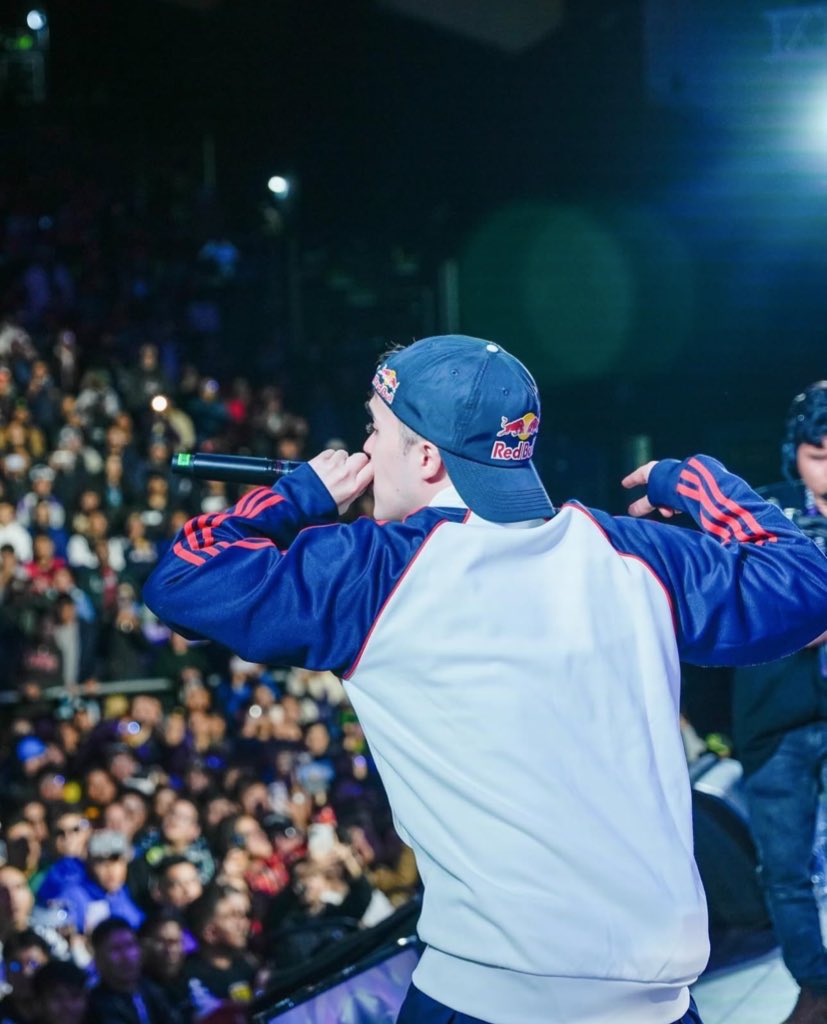 Punchlineas's tweet photo. Toda la polémica de la Red Bull. Contra Aczino en la primera fecha era mínimo una réplica. En la segunda en Chile no le gritaron ni una contra El Menor.

Muy feo lo que se ha tenido que comer Gazir últimamente. Se merece un mejor trato del público. Luego se lamentan. https://t.co/RF4DiqTO8N