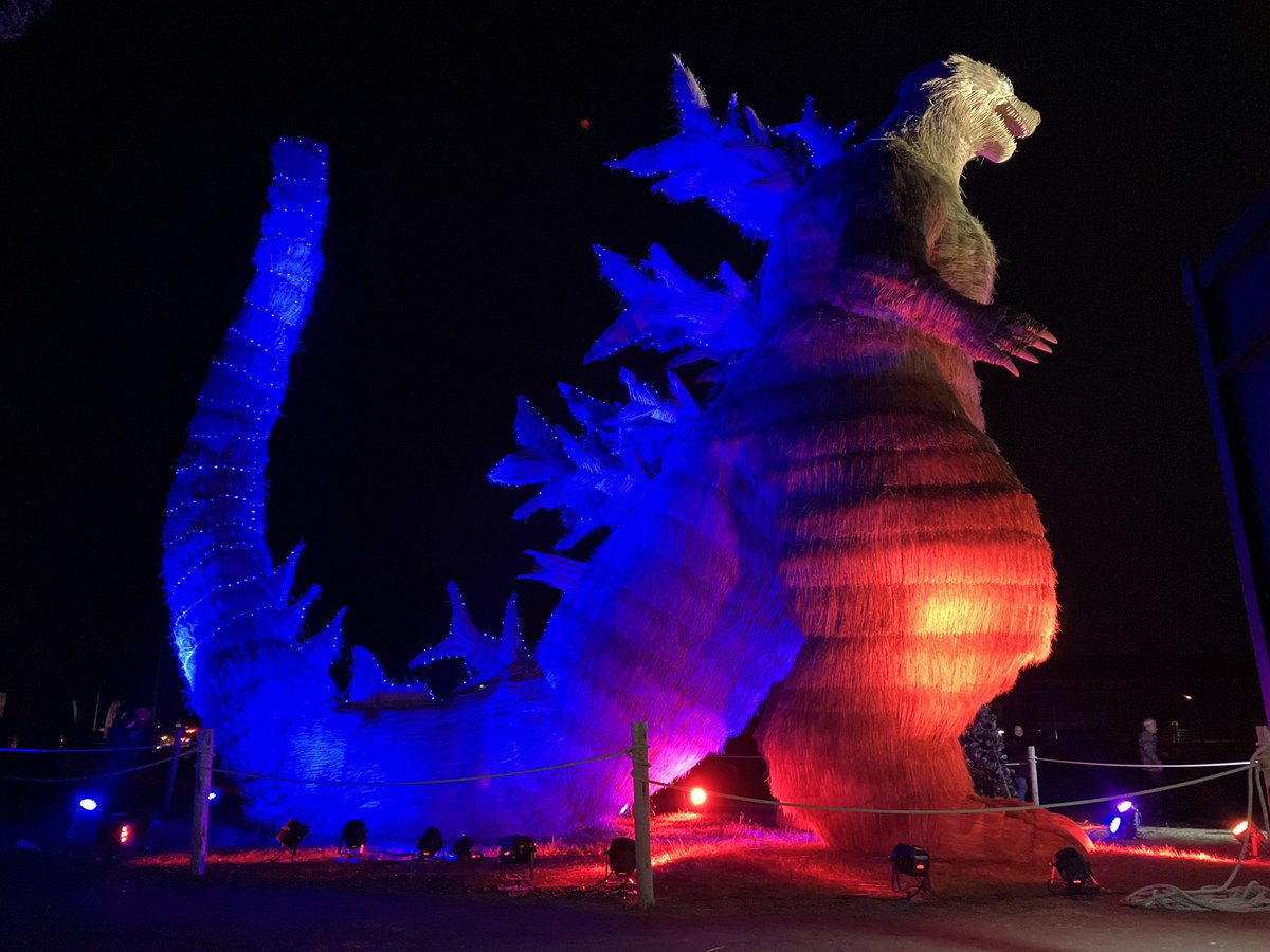 habuchinn's tweet photo. 福岡県朝倉郡筑前町安の里公園で開催されているわらかがし祭り
今年は10メートル超えの巨大なゴジラ-1.0
夜ライトアップされた姿は恐ろしくカッコ良い！
藁で出来てるとはとても思えないくらい素晴らしい
#朝倉郡
#筑前町
#安の里公園
#わらかがし
#ゴジラ
#ゴジラ-1.0 https://t.co/xAz0lPgghK