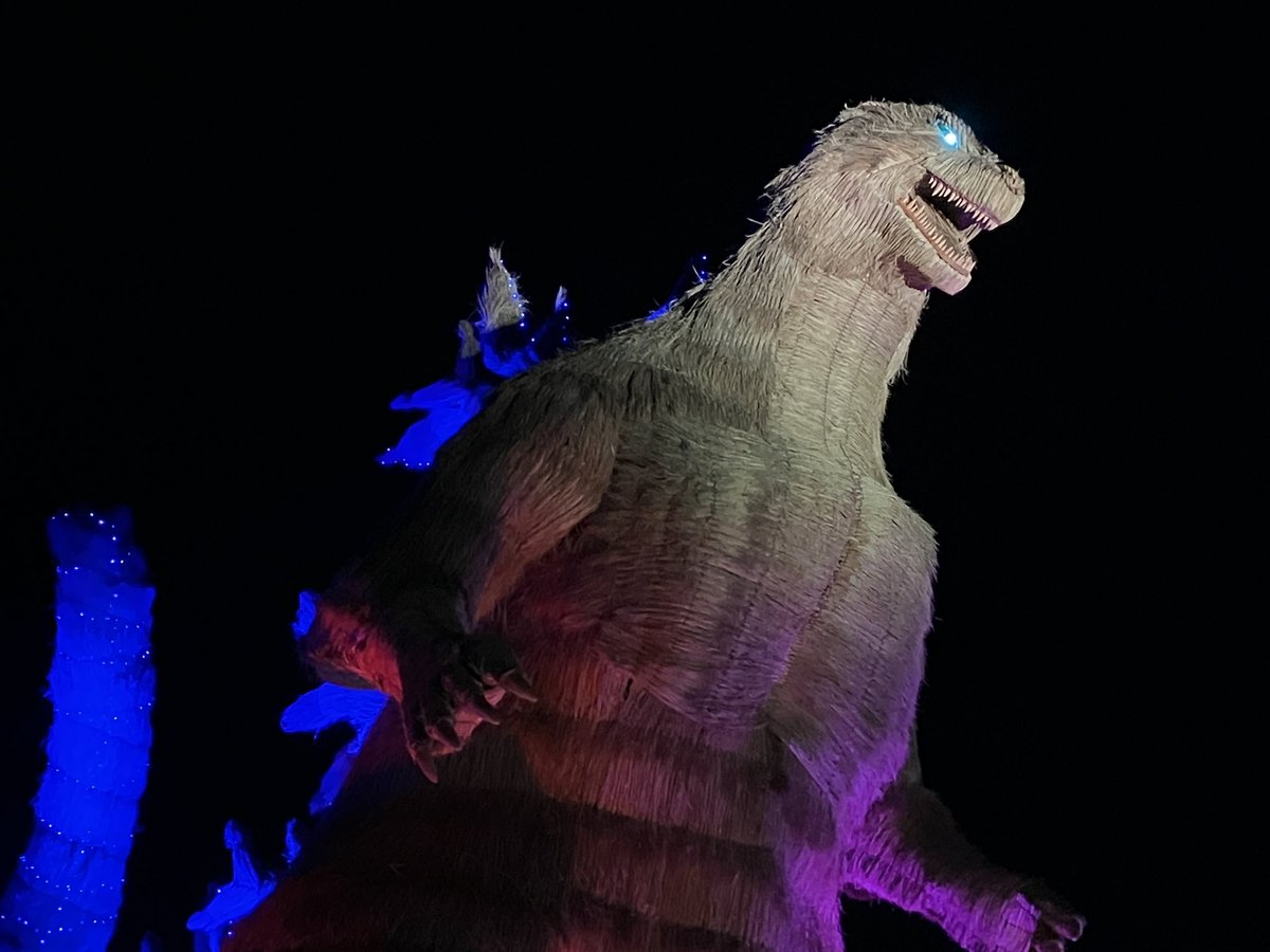 habuchinn's tweet photo. 福岡県朝倉郡筑前町安の里公園で開催されているわらかがし祭り
今年は10メートル超えの巨大なゴジラ-1.0
夜ライトアップされた姿は恐ろしくカッコ良い！
藁で出来てるとはとても思えないくらい素晴らしい
#朝倉郡
#筑前町
#安の里公園
#わらかがし
#ゴジラ
#ゴジラ-1.0 https://t.co/xAz0lPgghK