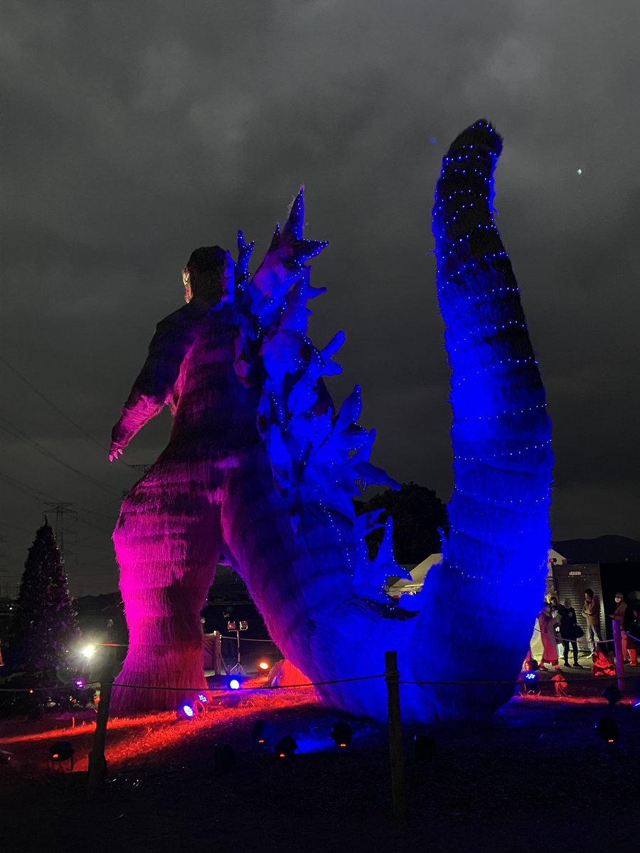 habuchinn's tweet photo. 福岡県朝倉郡筑前町安の里公園で開催されているわらかがし祭り
今年は10メートル超えの巨大なゴジラ-1.0
夜ライトアップされた姿は恐ろしくカッコ良い！
藁で出来てるとはとても思えないくらい素晴らしい
#朝倉郡
#筑前町
#安の里公園
#わらかがし
#ゴジラ
#ゴジラ-1.0 https://t.co/xAz0lPgghK