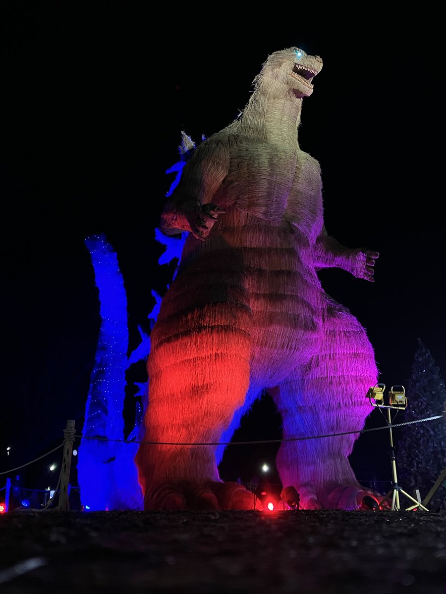 habuchinn's tweet photo. 福岡県朝倉郡筑前町安の里公園で開催されているわらかがし祭り
今年は10メートル超えの巨大なゴジラ-1.0
夜ライトアップされた姿は恐ろしくカッコ良い！
藁で出来てるとはとても思えないくらい素晴らしい
#朝倉郡
#筑前町
#安の里公園
#わらかがし
#ゴジラ
#ゴジラ-1.0 https://t.co/xAz0lPgghK