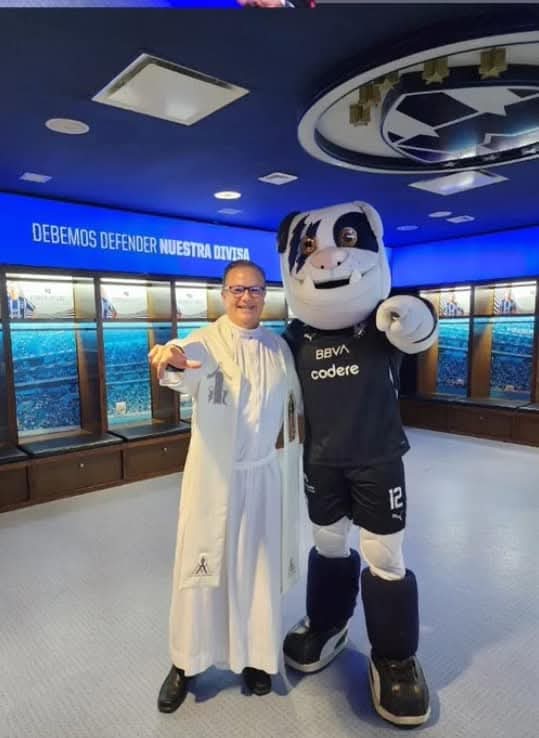 A cabron?!?!?!  Diosito y su agua bendita los empino
#rayadohocicon