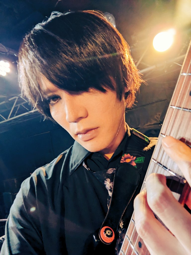 tomoro030's tweet photo. 昨日12/15、吉祥寺CRESCENDOにEVAで出演させていただきました！
ご来場＆配信をご覧の皆様、共演者の皆様、本当にありがとうございます！
配信のアーカイブは12/29まで購入可能です！よろしければチェックお願いします😉
https://t.co/O04koCHGW5

今年ラストライブかな、また来年お会いしましょう！ https://t.co/Vii5E7hS6t