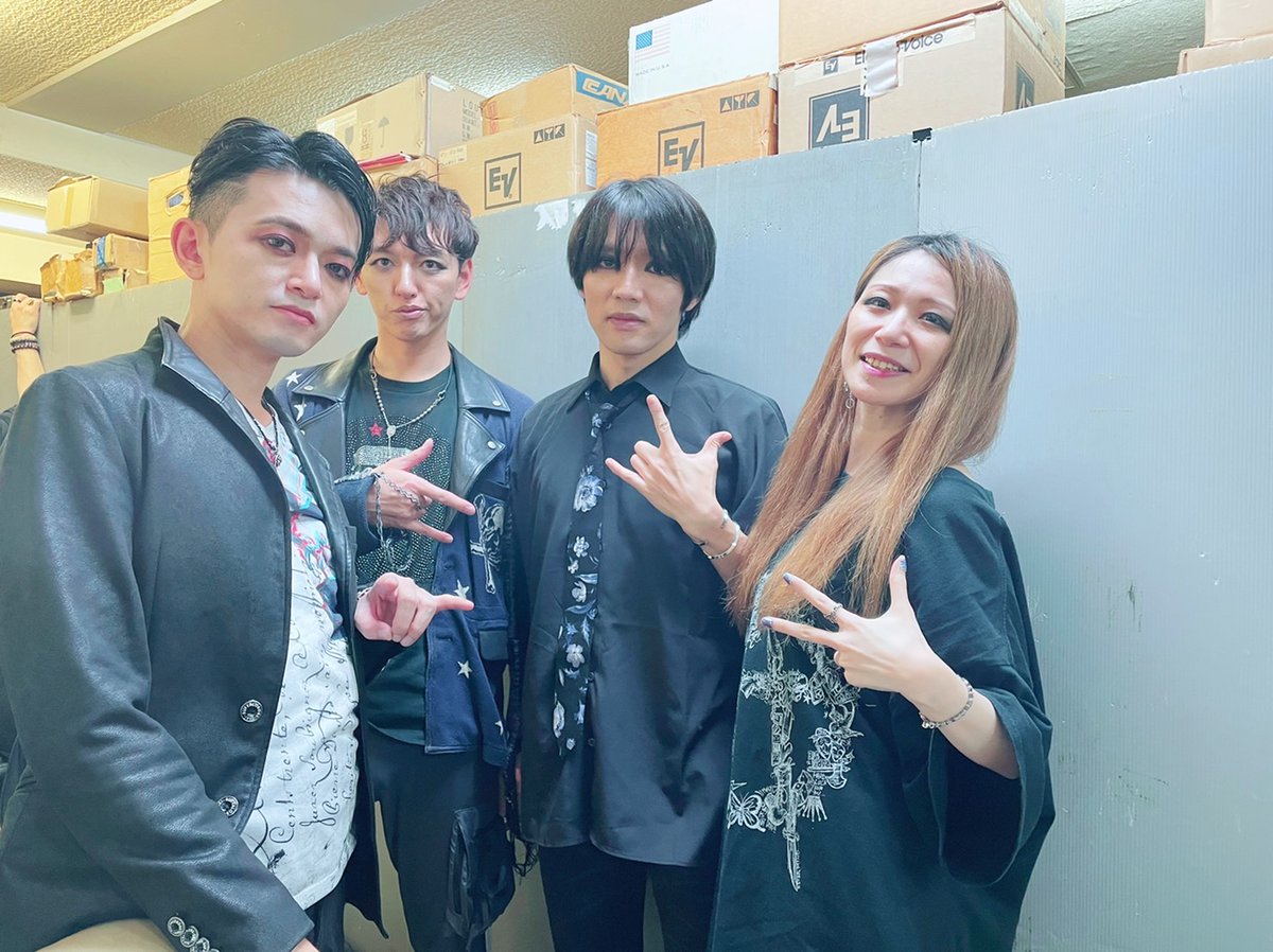 tomoro030's tweet photo. 昨日12/15、吉祥寺CRESCENDOにEVAで出演させていただきました！
ご来場＆配信をご覧の皆様、共演者の皆様、本当にありがとうございます！
配信のアーカイブは12/29まで購入可能です！よろしければチェックお願いします😉
https://t.co/O04koCHGW5

今年ラストライブかな、また来年お会いしましょう！ https://t.co/Vii5E7hS6t