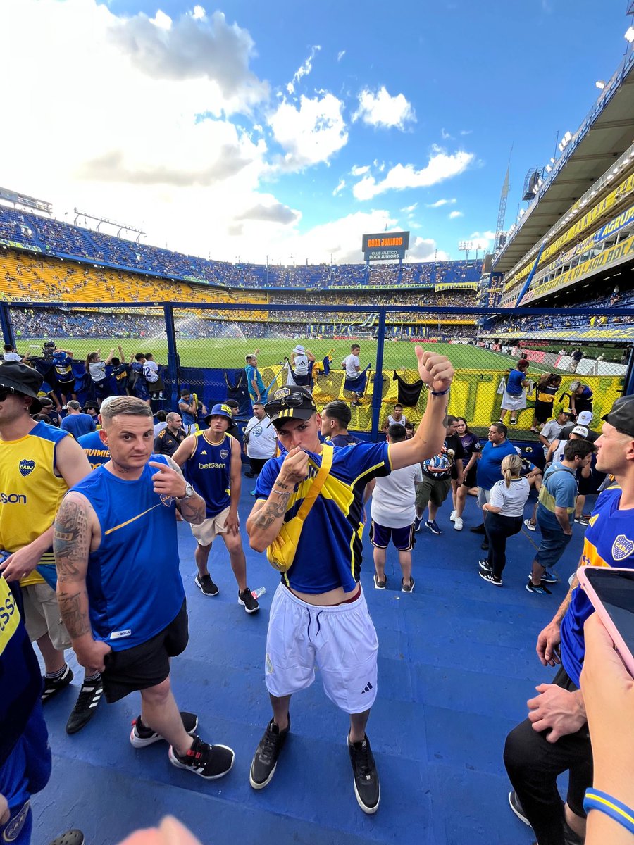 Gab1vazquez's tweet photo. EL MEJOR DÍA DE MI VIDA💙💛💙
tantos años soñando conocerte y estar ahí alentándote! después de tantas malas que me venían pasando los últimos años todo va tomando color y disfrutando de todo, Gracias dios❤️ https://t.co/TI0DBfnqXf