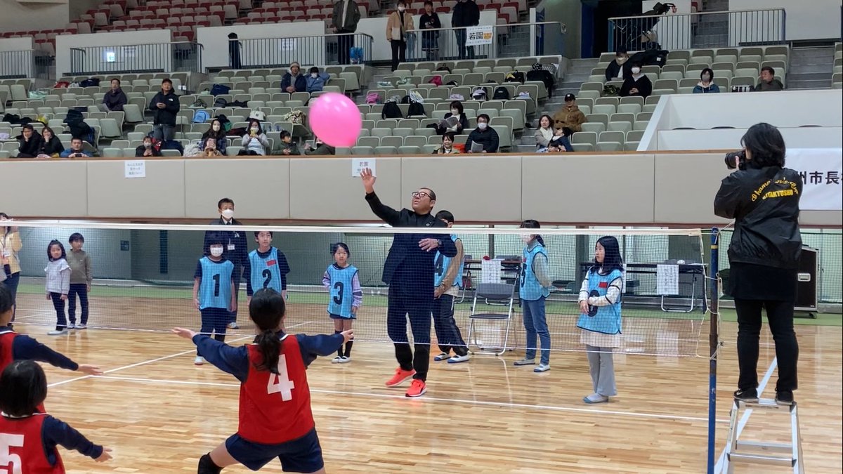 UukOhsk's tweet photo. 市長杯小学生ふうせんバレーボール大会が総合体育館にて、開催された。北九州市発祥の誰もが楽しめるスポーツです！老若男女皆様が体験できるよう啓発のお手伝いを頑張ります！始球式をさせていただきました！#小倉南区　#北九州市議会議員　#よしむら太志　#北九州市 https://t.co/fcfnOdpZdj