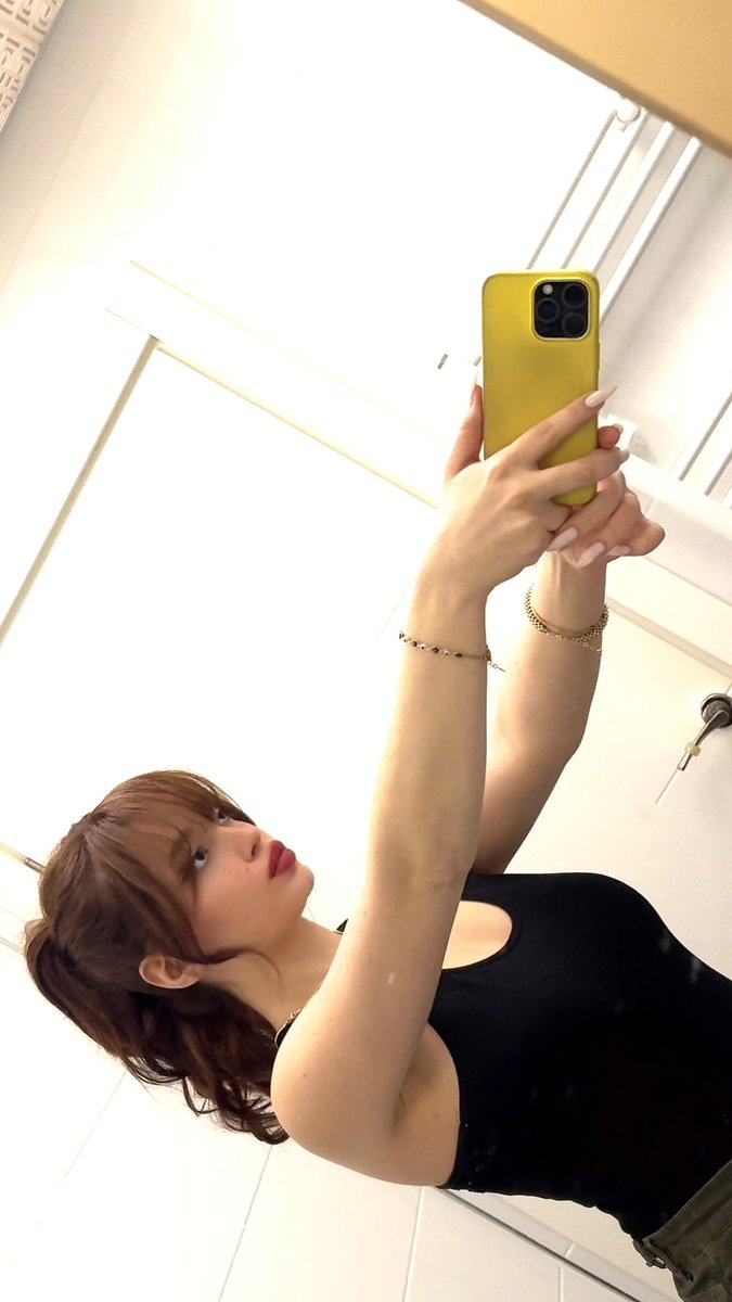 the pose, facial expression and nihle herself 🙇‍♀️🙇‍♀️