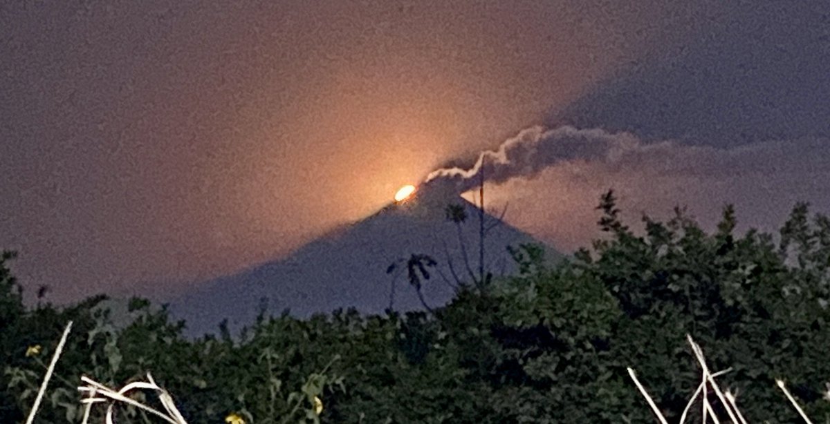 luiskrlos01's tweet photo. La #luna emergiendo atrás del #Popocatépetl desde #Cuautla #Morelos https://t.co/7ztm63pWum