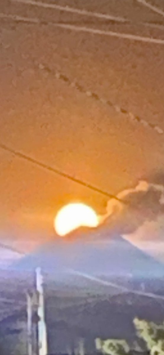 luiskrlos01's tweet photo. La #luna emergiendo atrás del #Popocatépetl desde #Cuautla #Morelos https://t.co/7ztm63pWum