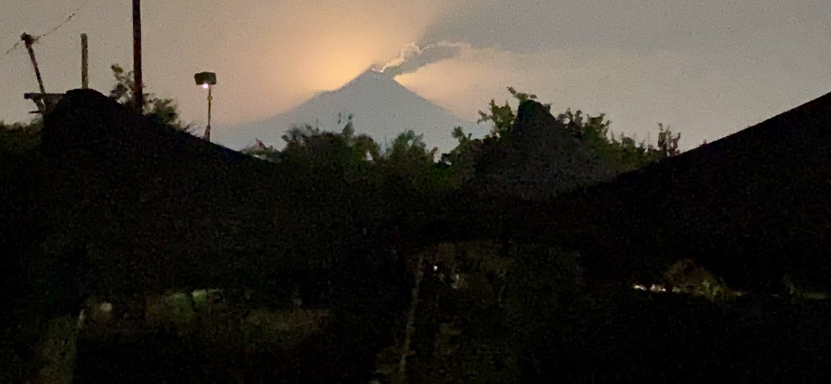 luiskrlos01's tweet photo. La #luna emergiendo atrás del #Popocatépetl desde #Cuautla #Morelos https://t.co/7ztm63pWum