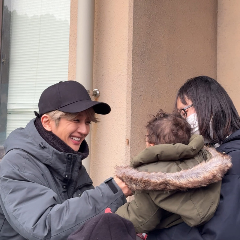 The_FirstTimesN's tweet photo. Nissy（西島隆弘）能登半島地震の被災地���3度目の訪問、支援物資お届けを報告。

「支援の輪が広がる事を願っています」

ライブ会場に届いた寄付全額をはじめ、焼きたてのピザ、被災地の子供たちにお菓子などを届けたNissy

#Nissy #西島隆弘
#THEFIRSTTIMES
@NissyStaff

▼写真・記事の詳細はこちら