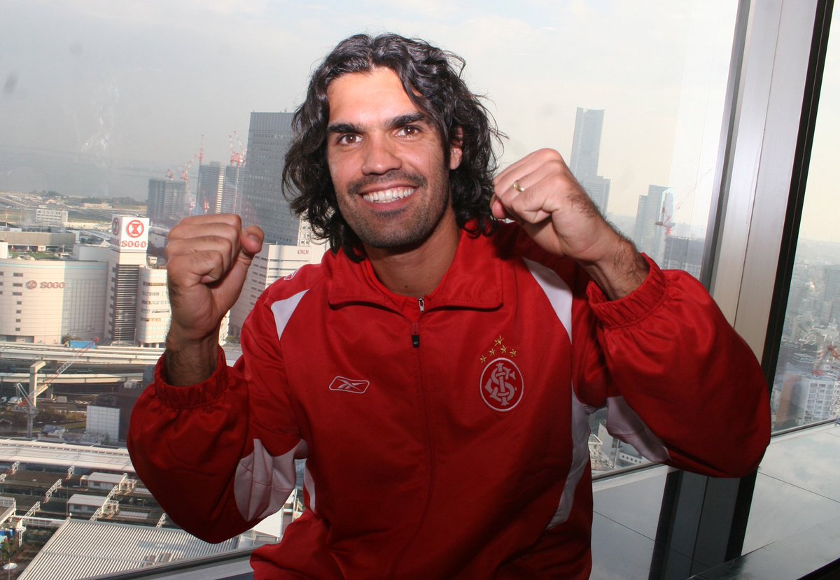 SCInternacional's tweet photo. "Acreditem em nós. Com a energia de vocês, as nossas chances aumentam muito. Independentemente do que acontecer ao longo do jogo, peço que 𝗰𝗼𝗻𝘁𝗶𝗻𝘂𝗲𝗺 𝗮𝗰𝗿𝗲𝗱𝗶𝘁𝗮𝗻𝗱𝗼. Foi essa fé, durante a Libertadores, que nos deu uma energia incrível dentro de campo. (...) A camisa do Inter é a camisa da minha seleção. Essa é a minha Copa do Mundo." - Fernando Lúcio da Costa, Yokohama-JAP, 15 de dezembro de 2006. 🎙️🇦🇹©️

Há 18 anos, o capitão profetizava. E nós? Nós acreditávamos! Faltavam dois dias. ��️🤍 #F9Eterno