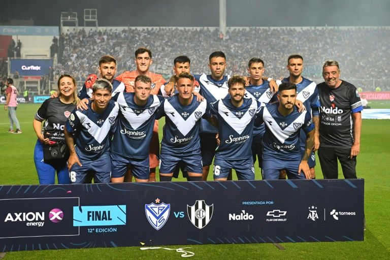 Buenos Aires (AFP) - Vélez Sarsfield se consagró campeón de la Liga argentina de 2024 el domingo al ganarle 2-0 de local a Huracán en la vigesimoséptima y última fecha.

Claudio Aquino a los 30 minutos y Damián Fernández buff.ly/4iE7HIB