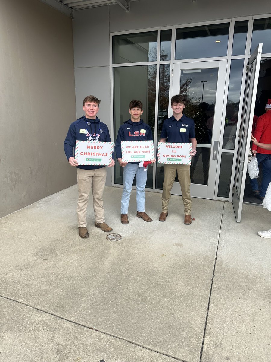 lsabaseball24's tweet photo. Saturday, the Lee-Scott Baseball program took part in Giving Hope with Church of the Highlands. What an honor it was to serve the Auburn community and be the hands and feet of Jesus! #morethanbaseball #serve #lsabaseball https://t.co/OK5Z4zLm9Z