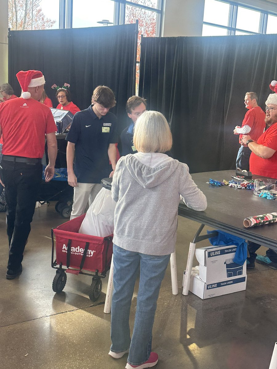 lsabaseball24's tweet photo. Saturday, the Lee-Scott Baseball program took part in Giving Hope with Church of the Highlands. What an honor it was to serve the Auburn community and be the hands and feet of Jesus! #morethanbaseball #serve #lsabaseball https://t.co/OK5Z4zLm9Z
