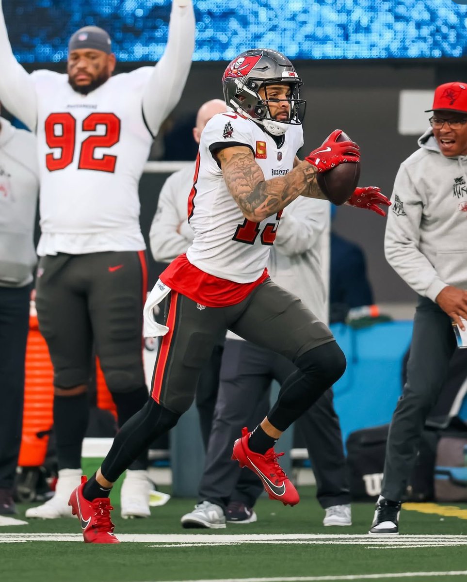 Zach Johnson (@bucsby30) on Twitter photo Look at my man <a href="/WILL_GHOLSTON2/">Will Gholston</a>! He already knew! 40 burger for my <a href="/Buccaneers/">Tampa Bay Buccaneers</a> as <a href="/MikeEvans13_/">Mike Evans</a> has 2 tuddies! #WeAreTheKrewe Look at my man <a href="/WILL_GHOLSTON2/">Will Gholston</a>! He already knew! 40 burger for my <a href="/Buccaneers/">Tampa Bay Buccaneers</a> as <a href="/MikeEvans13_/">Mike Evans</a> has 2 tuddies! #WeAreTheKrewe