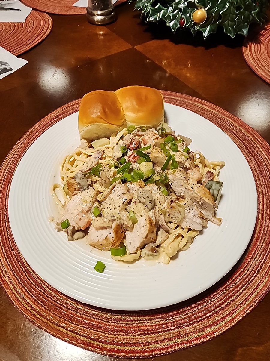 oilyfishhead's tweet photo. @ebeth360 Chicken pasta with bacon, cream cheese, lemon sauce.
#twitterbakeoff https://t.co/pyURQxjm1V
