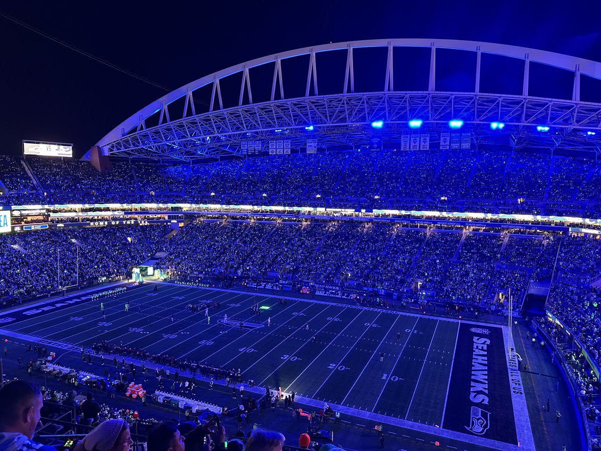 hawkblogger's tweet photo. Kickoff coming! https://t.co/Q9ysV82UlC