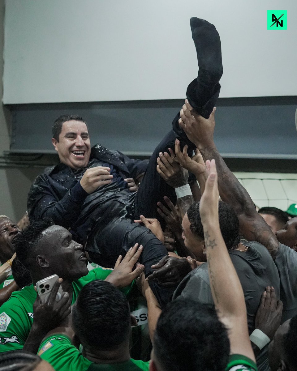 erickmzhdz's tweet photo. Hay entrenadores mexicanos muy buenos, lamentablemente no reciben muchas oportunidades en nuestro país y deben de buscar otras alternativas. Efraín Juárez y Luis Pérez han llevado al Campeonato de Copa en Colombia al Atlético Nacional. Que sigan los éxitos para los Dts mexicanos! https://t.co/nCRhw8BUQw