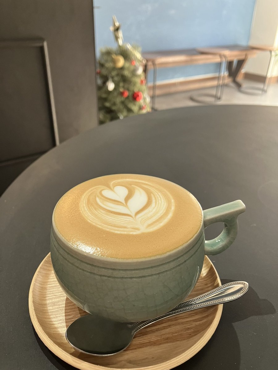 junni_800's tweet photo. 眠いのでカフェに来た。
朝の冷たい空気とまだ起きてない町。
港ではとっくに内航船が入港して、冷えた鉄の空気と陽射しの中に慌ただしい内航船員の姿があるのだろう。
そのコントラストの中に港の魅力、船員の魅力は光っている。豊かな島国の光景を社会全体で共有したい。
#内航船の日 #elcoffee https://t.co/Kd6YEEnWUE