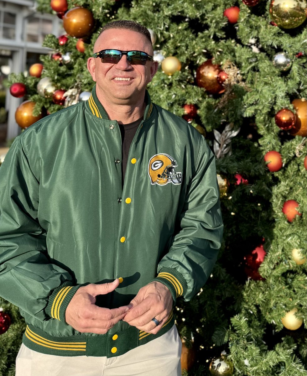 benkiker's tweet photo. Spotted: an early Christmas gift just in time for #SNF. 

#GoPackGo https://t.co/VzZuAJQAAt