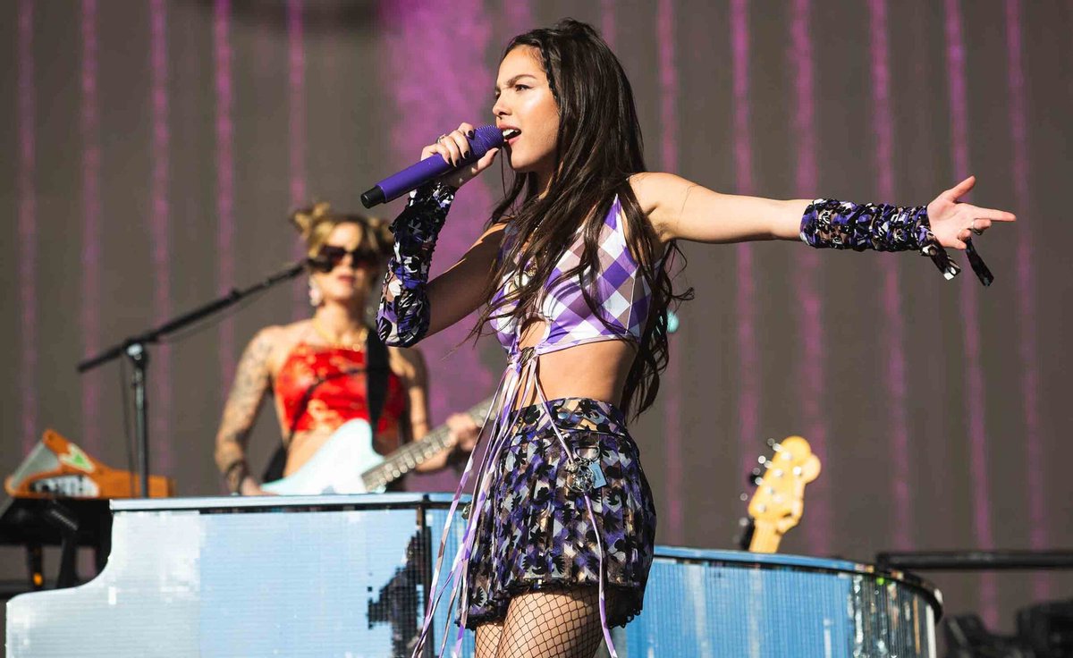 RaelilHQ's tweet photo. ㅤ
—  @RPJingleBall: Lilac is on stage at Jingle Ball right now, energizing the crowd.  #LilacxJingle [ . . ] 🎄
ㅤ https://t.co/bN0rvXqDPB