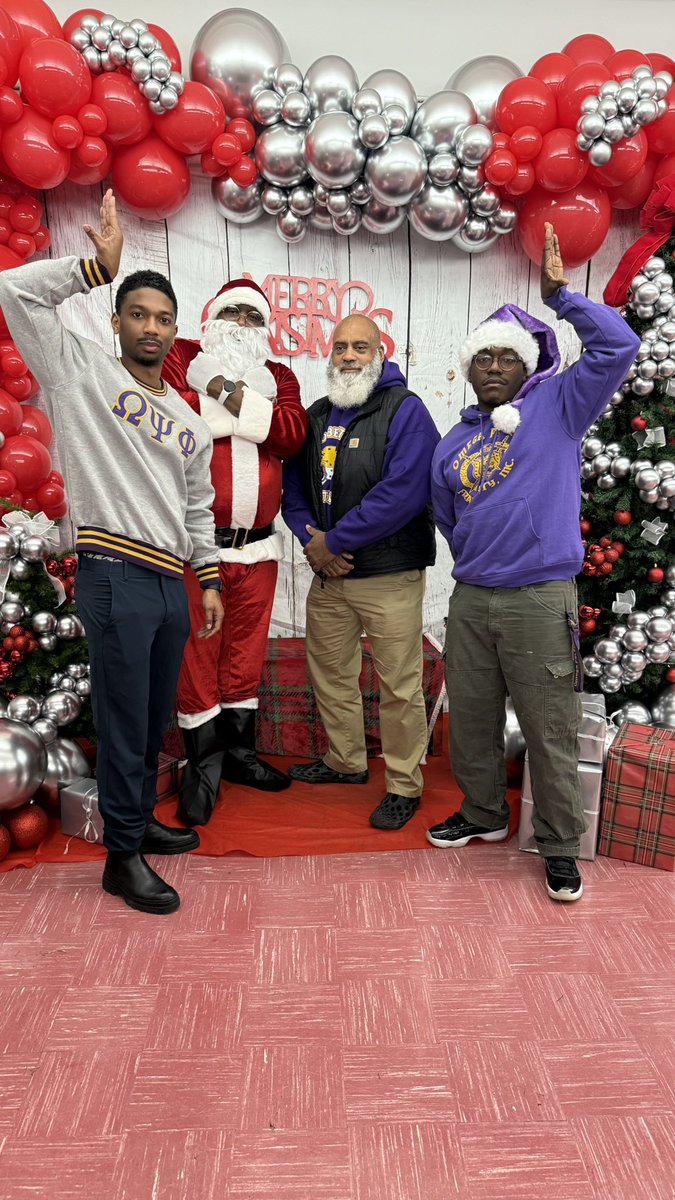 EpsilonQues's tweet image. This past Sunday the brothers of Epsilon and the sisters of Delta Sigma Theta Queens Alumnae chapter visited Calvary Baptist Church, giving out toys and spreading holiday cheer to the members of the congregation and the community!

Happy Holidays To All!

#EpsilonChapter