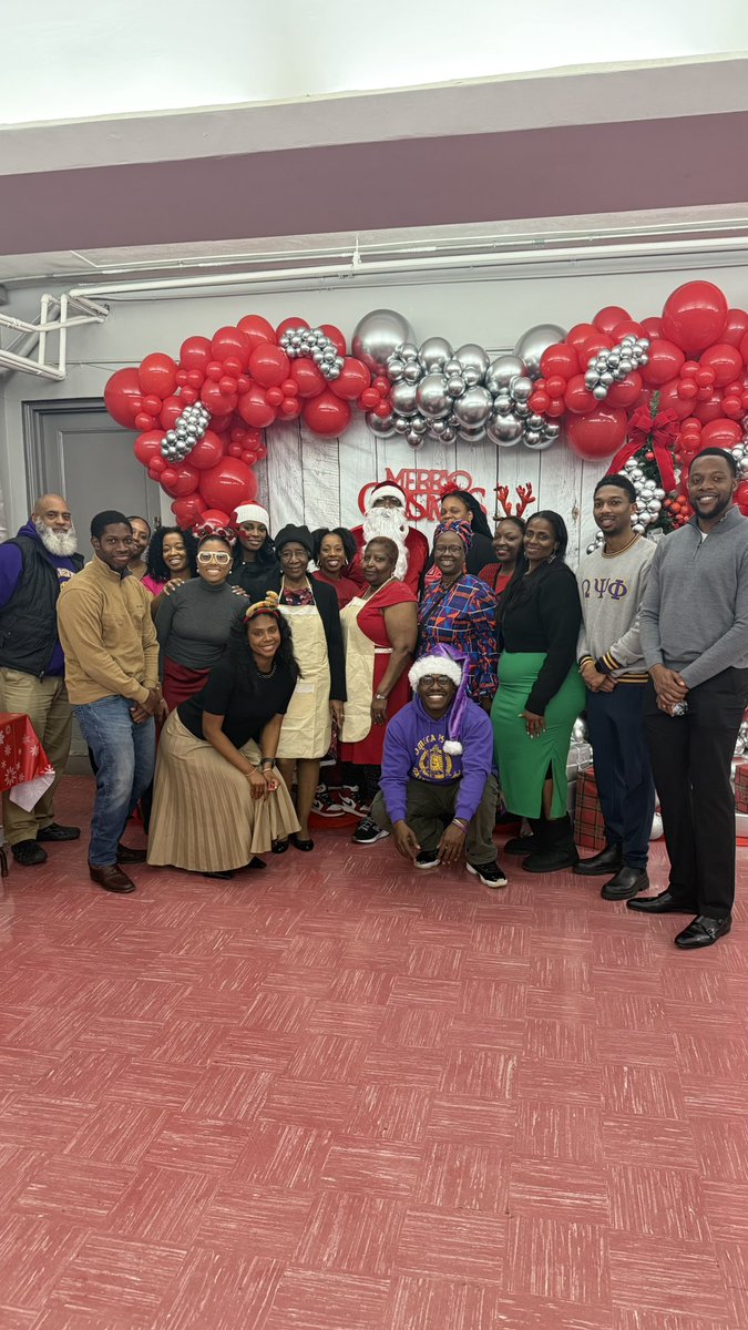 EpsilonQues's tweet image. This past Sunday the brothers of Epsilon and the sisters of Delta Sigma Theta Queens Alumnae chapter visited Calvary Baptist Church, giving out toys and spreading holiday cheer to the members of the congregation and the community!

Happy Holidays To All!

#EpsilonChapter
