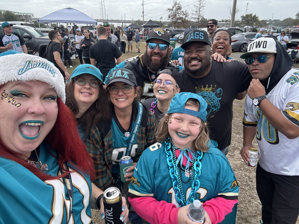 jpaw1002's tweet photo. Ty to everyone at #theslab who helped my girl have a good time today at her first game! #DUUUVAL https://t.co/1DFgTGnV5A