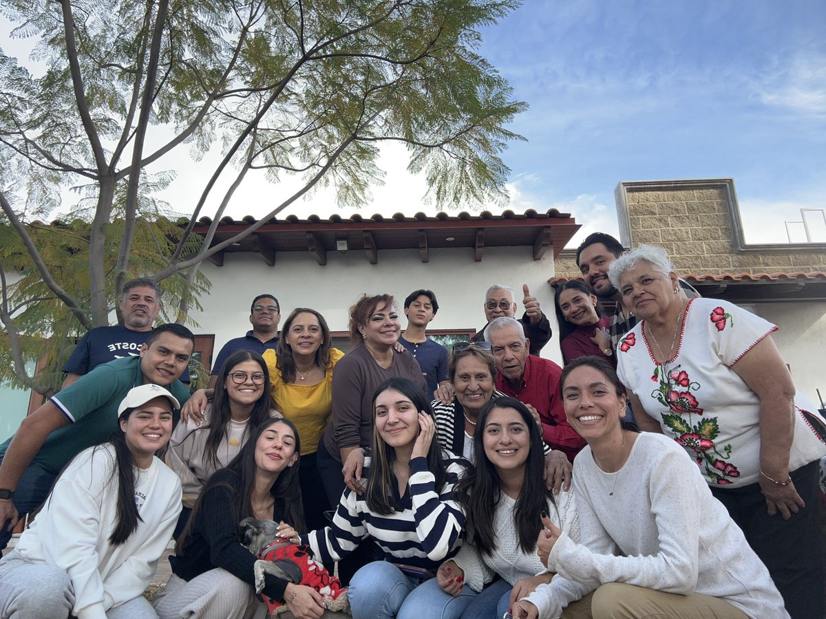 sarahx_ca's tweet photo. Gracias Dios por tan bonita familia❤️ https://t.co/tTRE1xGLGx