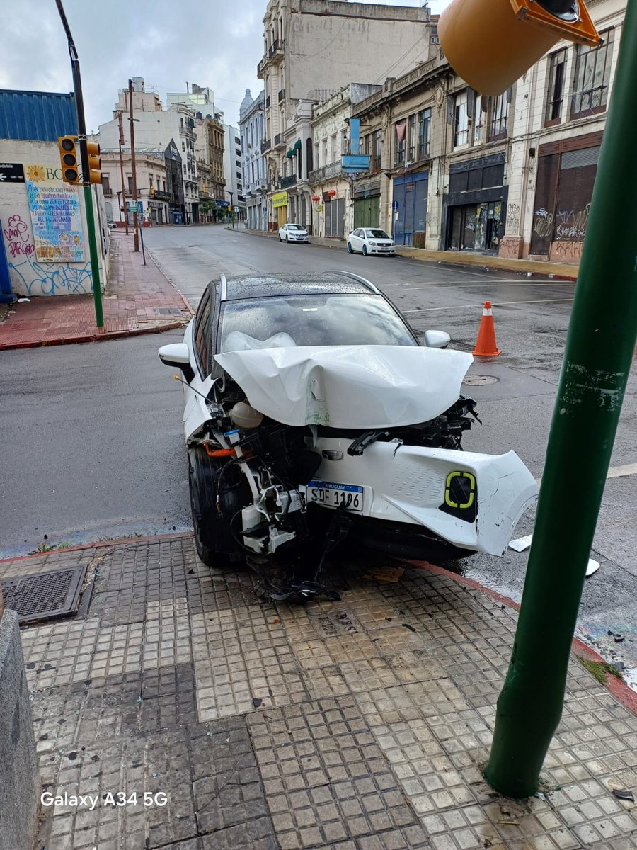 bernardom1980's tweet photo. Y bue, algún día me iba a tocar. Hermosa piña me dieron 🤦. Si toman no conduzcan, un día les puede tocar comerse un garrón, hoy me tocó a mí. 😪 https://t.co/f73TclQGWv