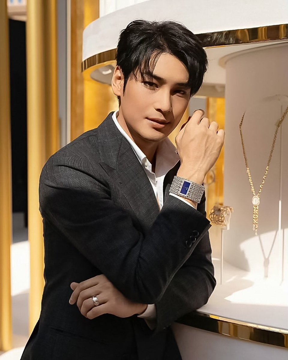 ApoNattawinofc's tweet photo. APO wearing High Jewellery Cuff Watch from Piaget

The culmination of the vision of luxury and exclusivity that has been constant to the Maison from the very beginning

PIAGET HIGH JEWELLERY X APO

@Nnattawin1 
#ApoNattawin #Piaget #CuffWatch 
Piaget Boutiques Siam Paragon https://t.co/jn4VAQVyYF