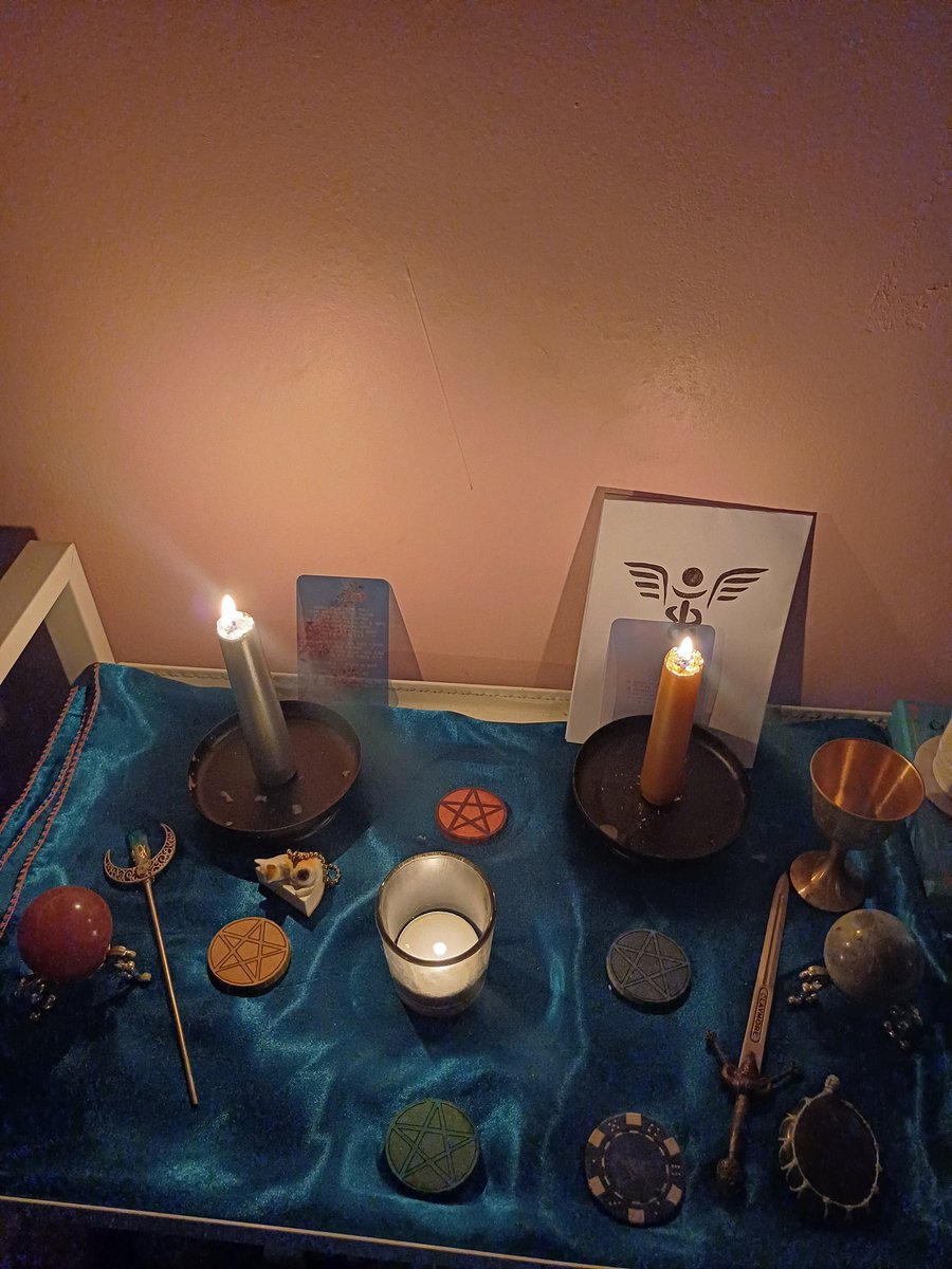 어제의 풀문 에스밧.
나는 티라이트 초에 따로 달 오일을 뿌린다