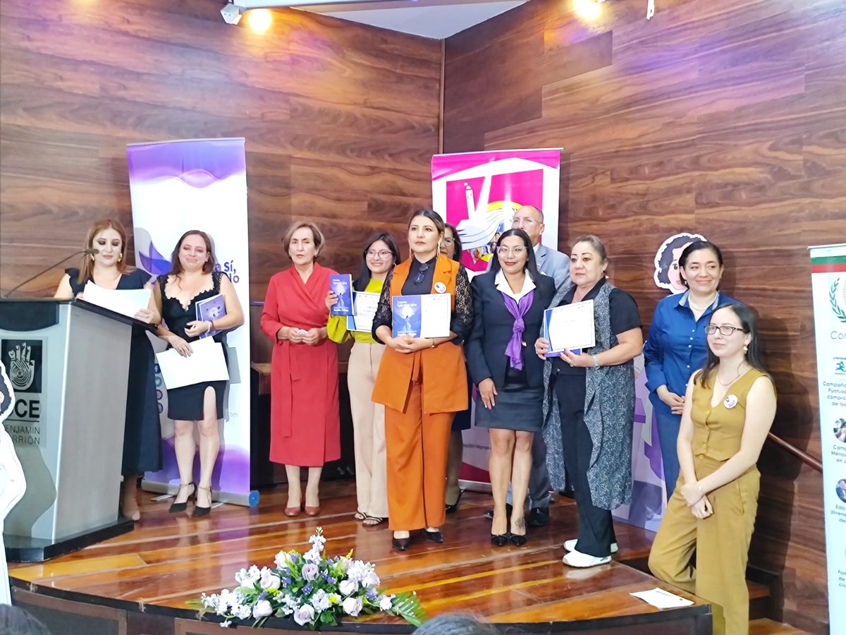 NiveaVelez's tweet photo. En acto emotivo reconocimos a las mujeres que participaron en el concurso Cartas de Mujeres Lojanas Legitimas Herederas de Matilde Hidalgo Gracias @VioletaSiEC https://t.co/d8820D1RpH
