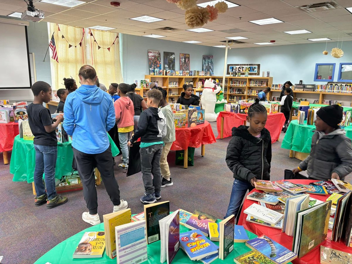 Napier_School's tweet photo. The power of community, parents, and school coming together always equals great success. Our scholars got to enjoy a Book Fair provided by our community partners. Parents were able to learn about literacy as well. Literacy β
ππ
πΎ@MetroSchools #EveryTigerKnown #WinWithNapier https://t.co/0aYcSZG7wD